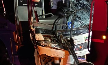 Ônibus do Mogi Basquete colide com caminhão em rodovia