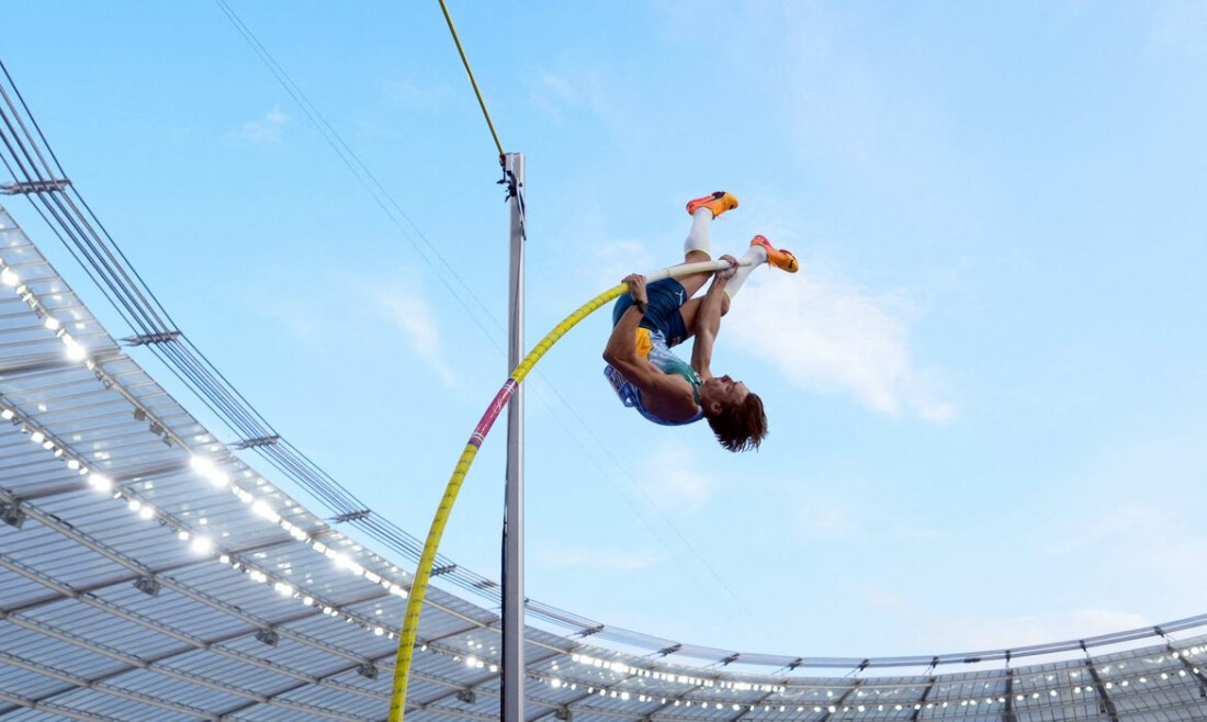 Mondo Duplantis bate seu próprio recorde mundial de salto com vara