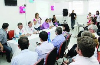 'Outubro Rosa' divulga e previne o câncer de mama durante o mês