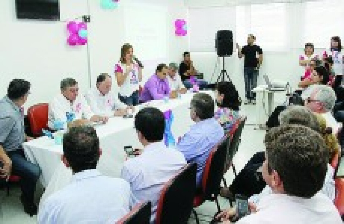 'Outubro Rosa' divulga e previne o câncer de mama durante o mês