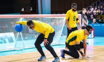 Atual campeão, goalball do Brasil supera França na estreia em Paris