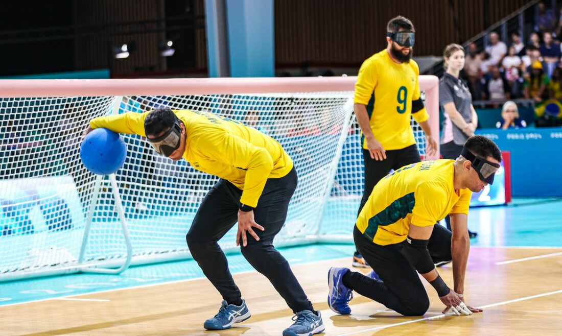 Atual campeão, goalball do Brasil supera França na estreia em Paris