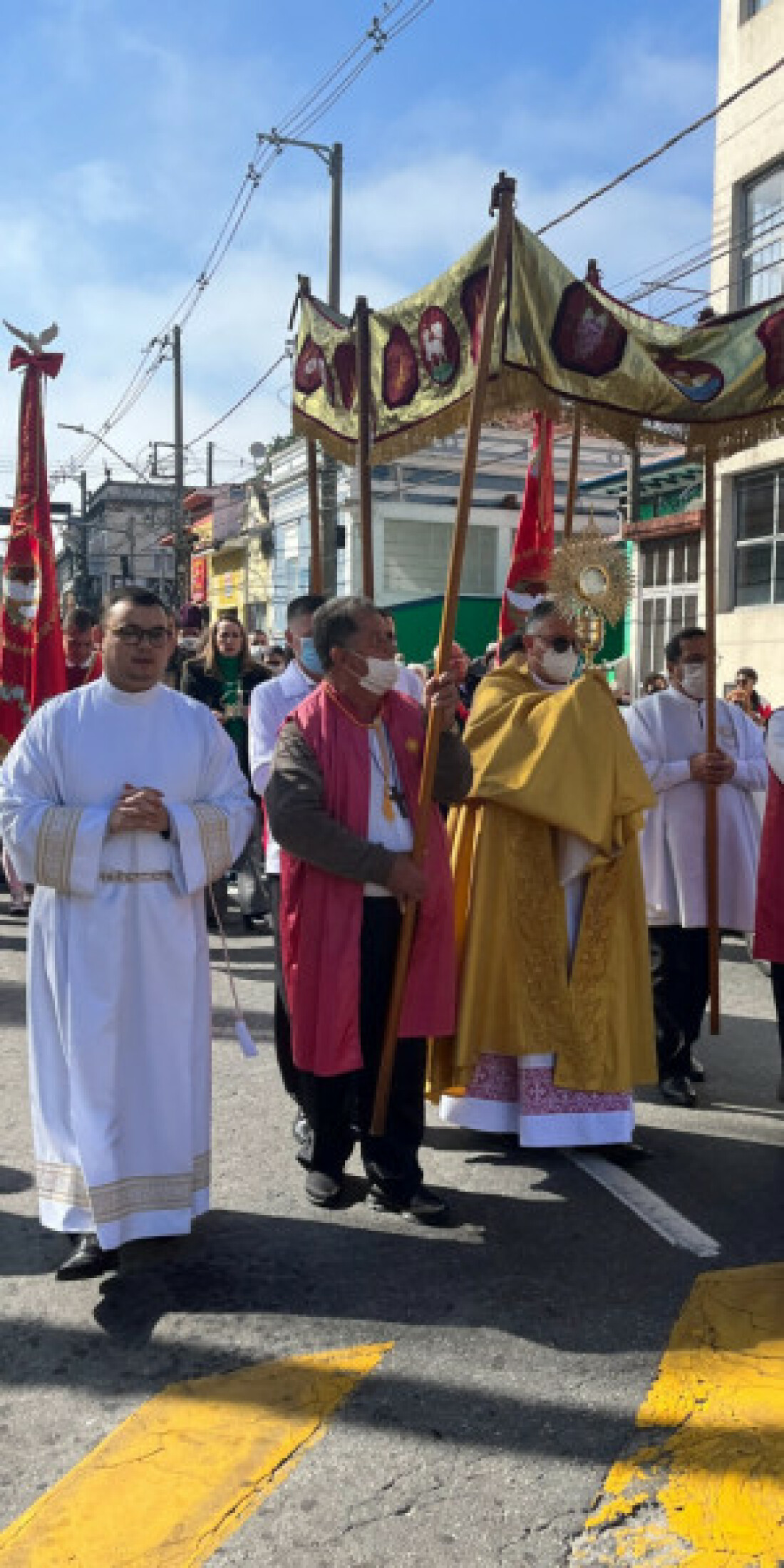 Igrejas comemoram Corpus Christi com missas e tapetes