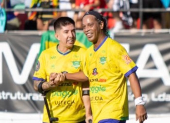 Rogerinho R9 joga ao lado de Ronaldinho Gaúcho em Portugal 