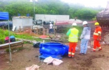 Vereador Juliano Abe vistoria obras da Sabesp