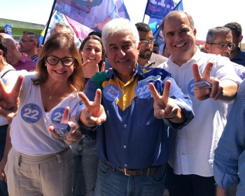 Senador Marcos Pontes faz campanha por Mara Bertaiolli e Téo Cusatis em Mogi 