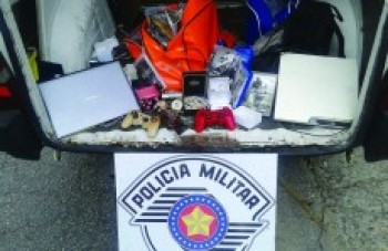 Dois são presos por roubo a imóvel