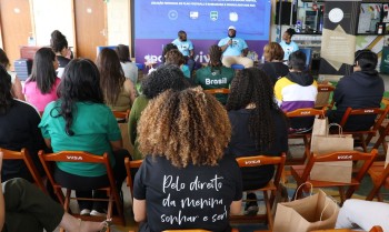 Evento em SP busca popularizar flag football entre as mulheres