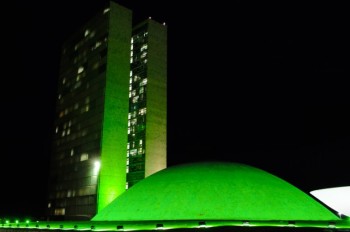 Senado ganha iluminação verde em homenagem ao Dia do Médico-Veterinário
