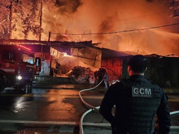 GCM de Itaquá contém incêndio em galpão na estrada do Bonsucesso 
