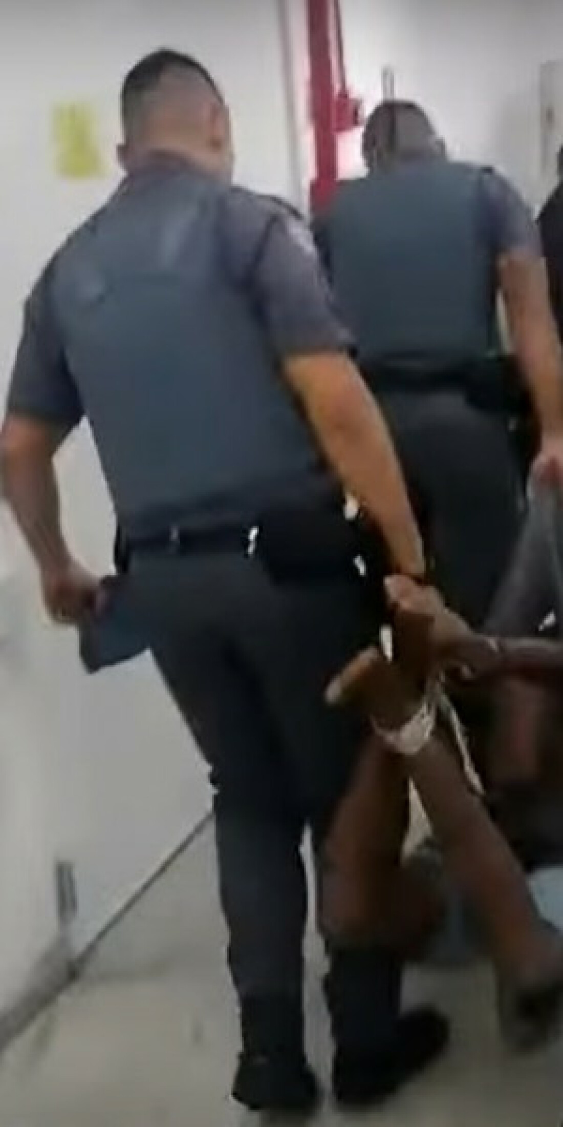 PM paulista afasta agentes que carregaram homem amarrado por corda