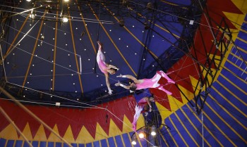 Tupinambás e artistas circenses fazem ritual de troca de saberes no RJ