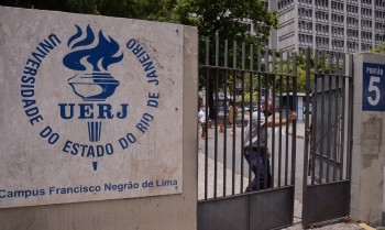 Estudantes seguem ocupando a Uerj após fim de prazo dado pela reitoria