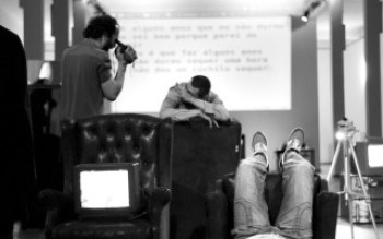 Espetáculo "Vigília" atravessa a madrugada no Galpão Arthur Netto