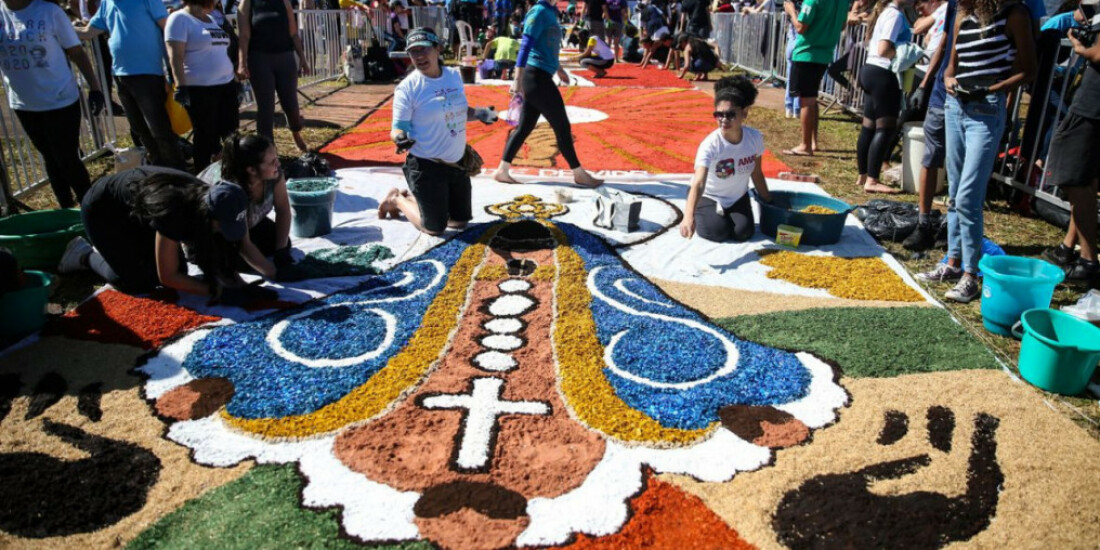 Tapete de Corpus Christi é montado na Esplanada dos Ministérios