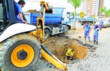 Semae faz reparo emergencial para conter vazamento em adutora da Pedro Romero