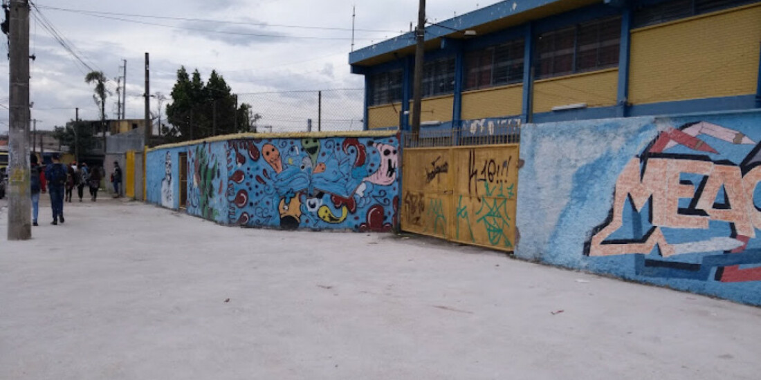 Alunos levam fogos de artifício para escola