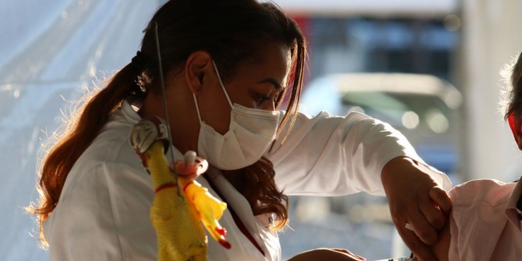 Vacinação contra covid-19 no Brasil salvou 63 mil idosos em 2021