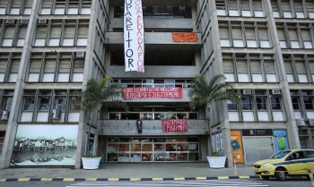 Estudantes continuam na reitoria da Uerj, mesmo após decisão judicial