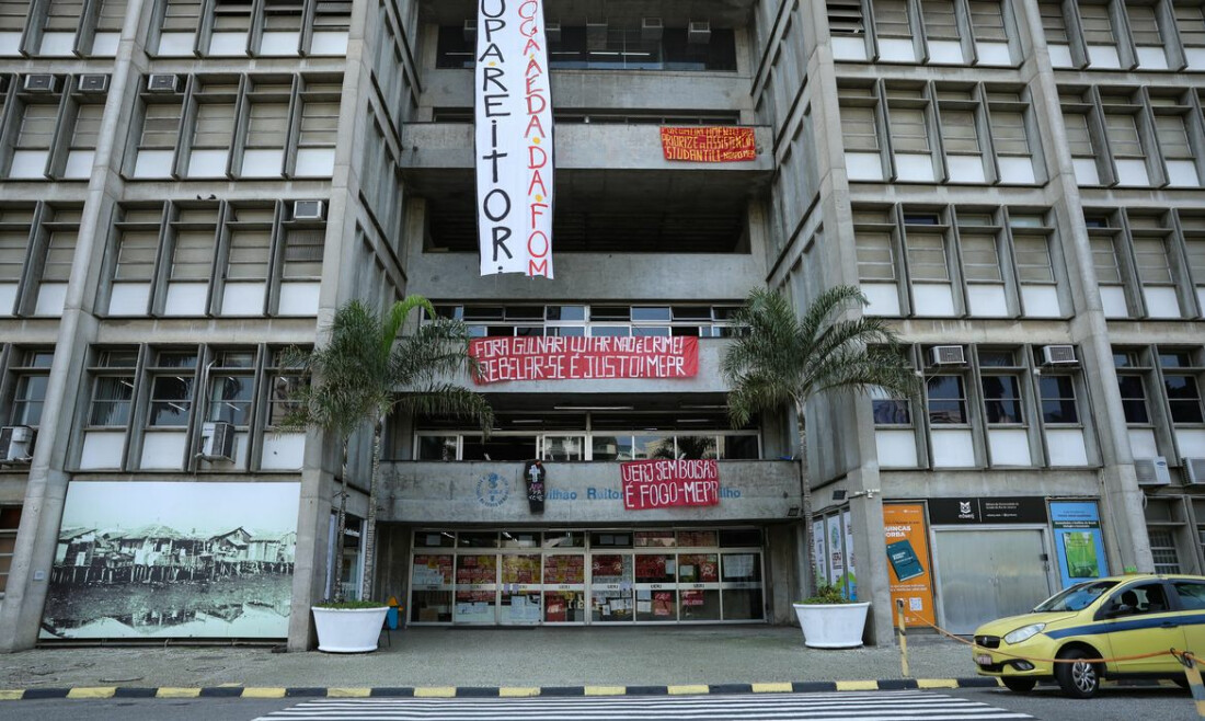 Estudantes continuam na reitoria da Uerj, mesmo após decisão judicial