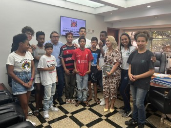 Adolescentes do Projeto Doce Lar visitam Câmara de Mogi 