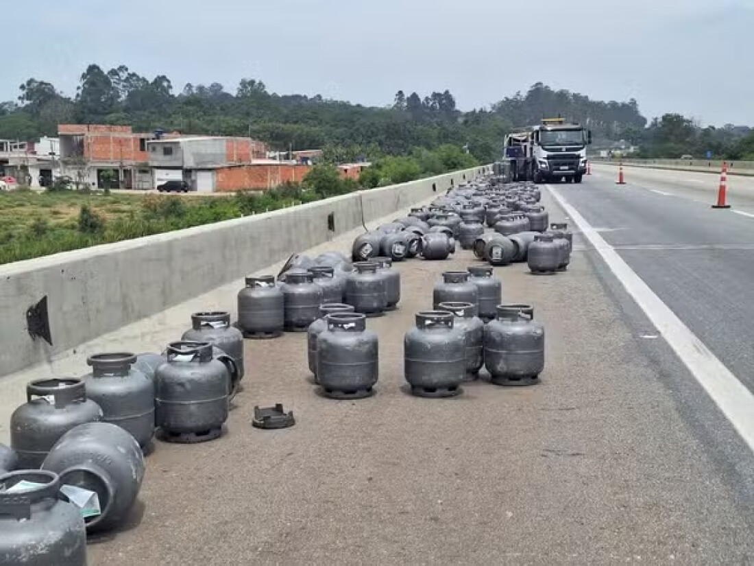 Carreta carregada de botijões de gás tomba e deixa dois feridos no Rodoanel