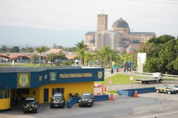 CCR RioSP em conjunto com a Polícia Rodoviária Federal orienta os peregrinos