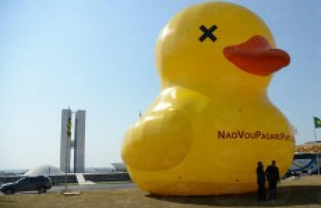 Pato gigante é símbolo de protesto contra impostos: