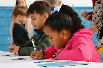 Alunos do projeto "Escritor para o Futuro", de Suzano, têm sessão de autógrafo 