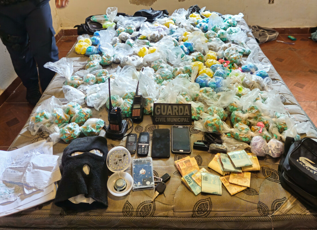 GCM de Itaquá localiza casa bomba com 6,1 mil entorpecentes e recupera carga roubada