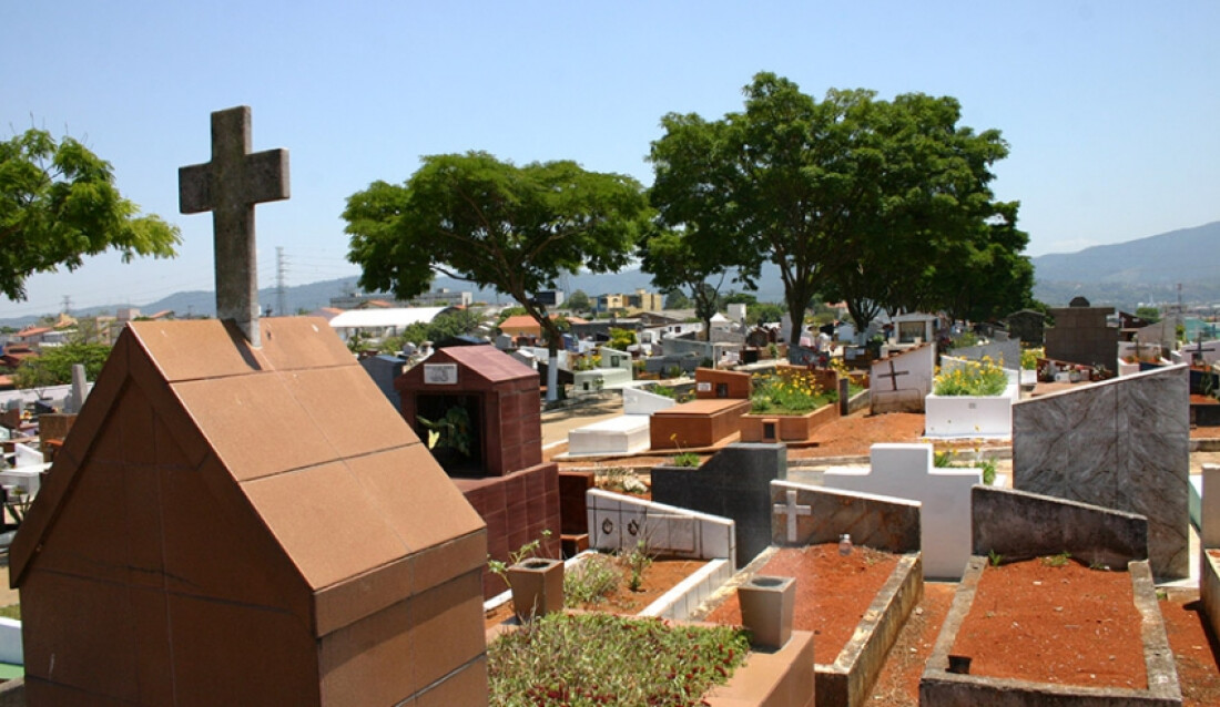 Manutenção de sepulturas nos cemitérios de Mogi tem prazos para o Dia de Finados