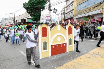 Prefeitura de Ferraz faz desfile cívico em comemoração aos 71 anos da cidade
